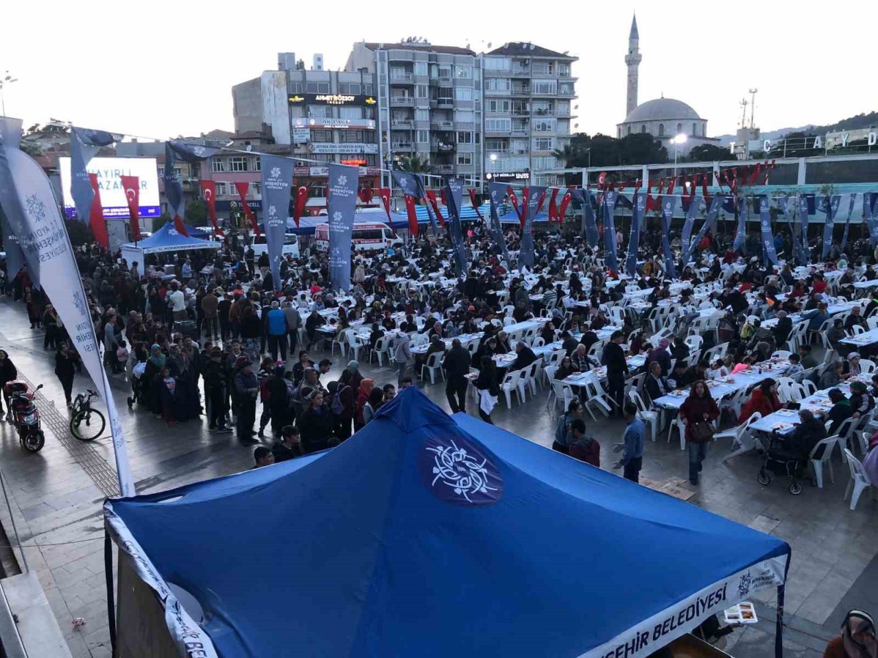 Büyükşehir’in iftar sofraları devam ediyor