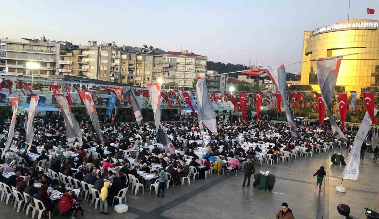 Büyükşehir’in iftar sofralarında vatandaşla buluşmaya devam ediyor