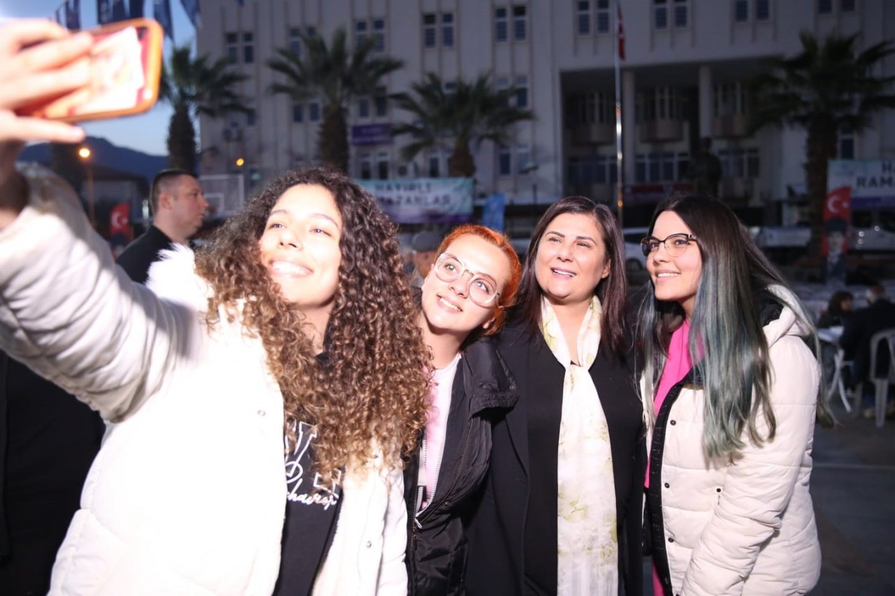 Büyükşehir’in iftar sofralarında vatandaşla buluşmaya devam ediyor