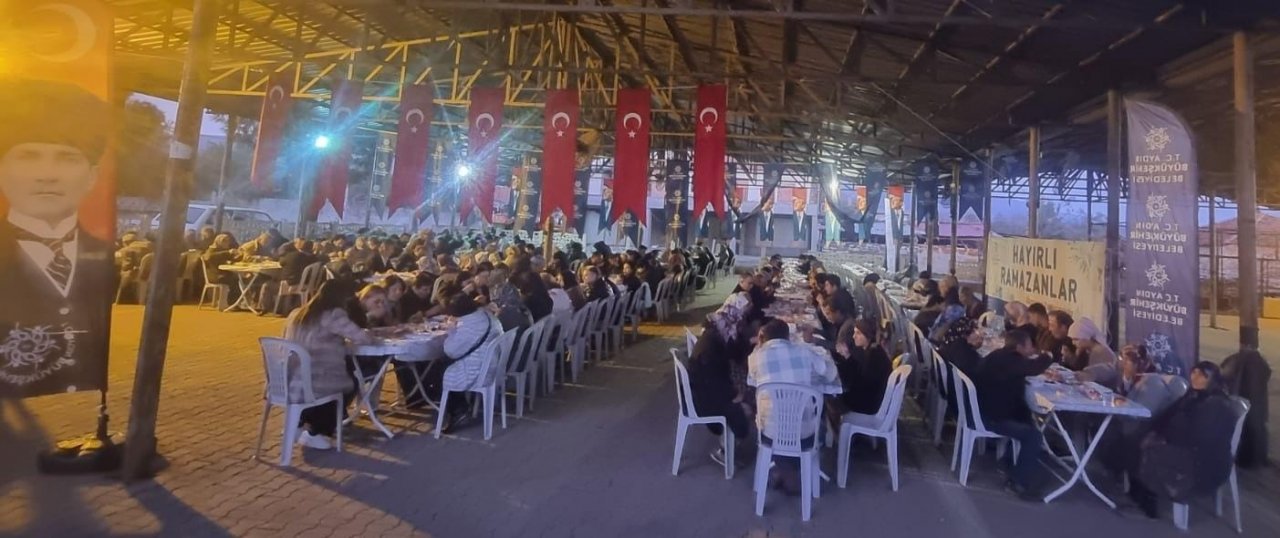 Büyükşehir’in iftar sofralarında vatandaşla buluşmaya devam ediyor