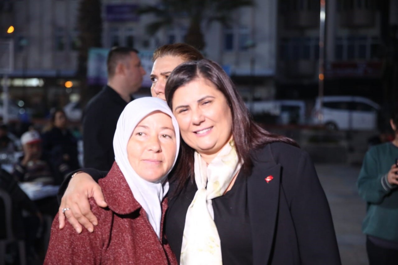 Büyükşehir’in iftar sofralarında vatandaşla buluşmaya devam ediyor