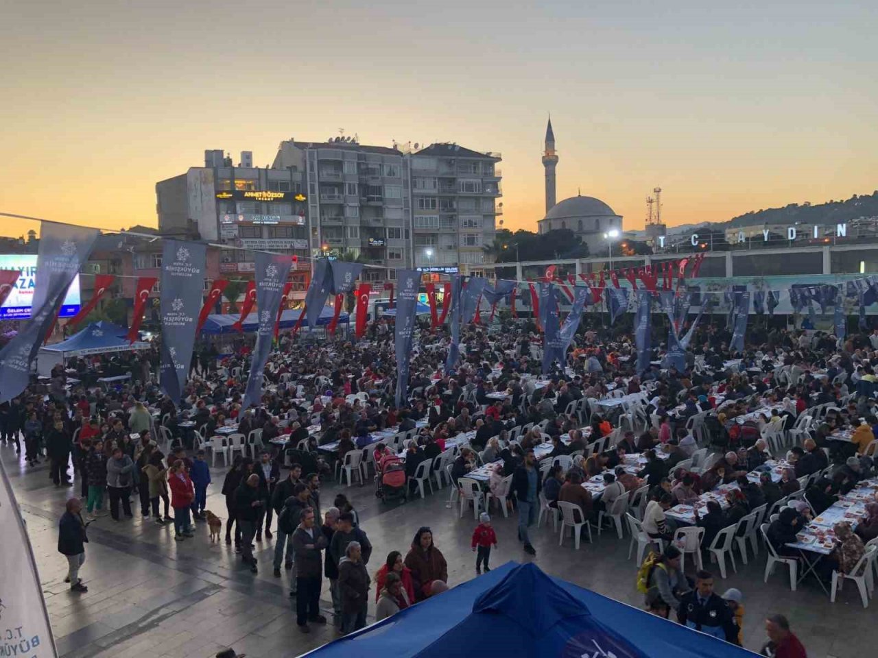 Büyükşehir’in iftar sofralarında vatandaşla buluşmaya devam ediyor