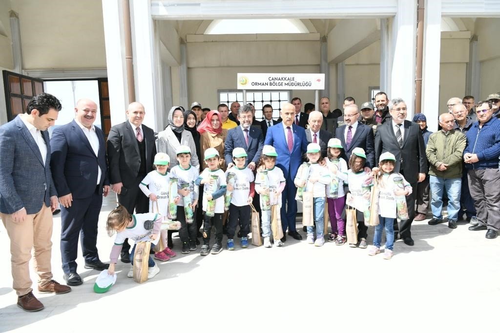 Bakan Kirişci, orman gönüllüsü çocuklara satranç takımı ve fidan dağıttı