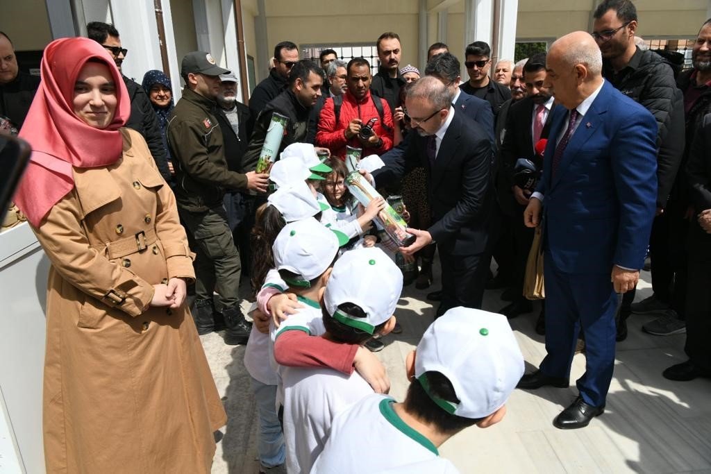 Bakan Kirişci, orman gönüllüsü çocuklara satranç takımı ve fidan dağıttı