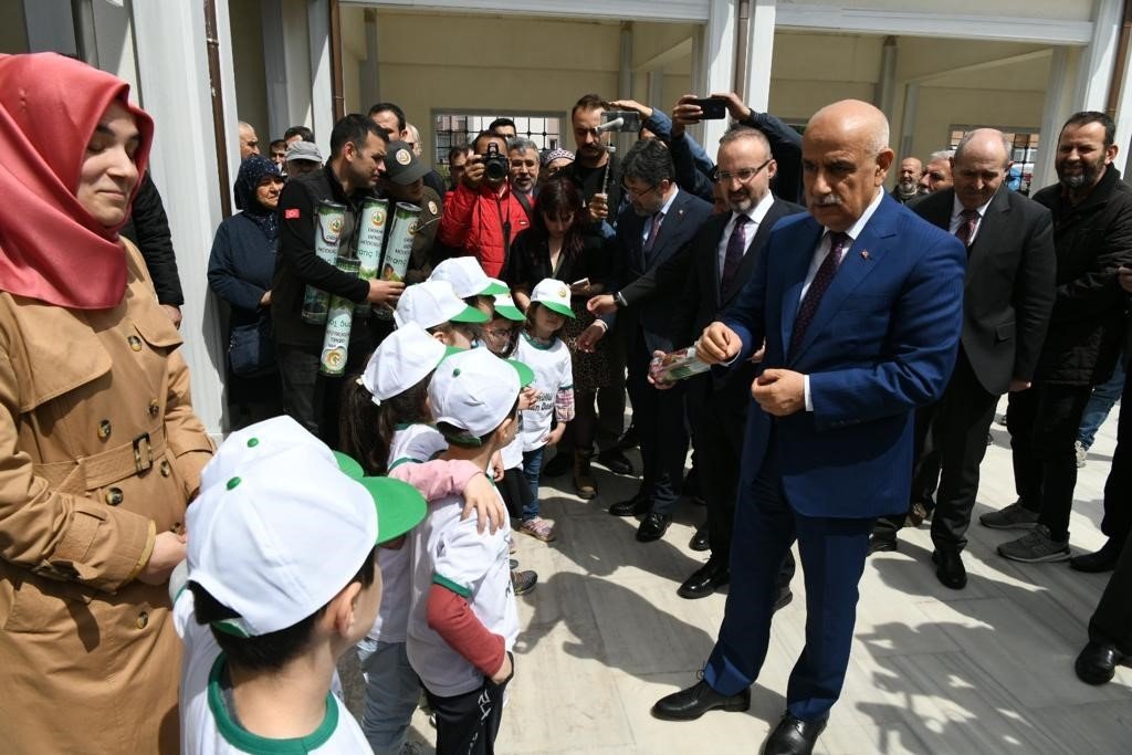 Bakan Kirişci, orman gönüllüsü çocuklara satranç takımı ve fidan dağıttı