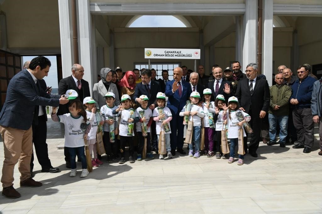 Bakan Kirişci, orman gönüllüsü çocuklara satranç takımı ve fidan dağıttı