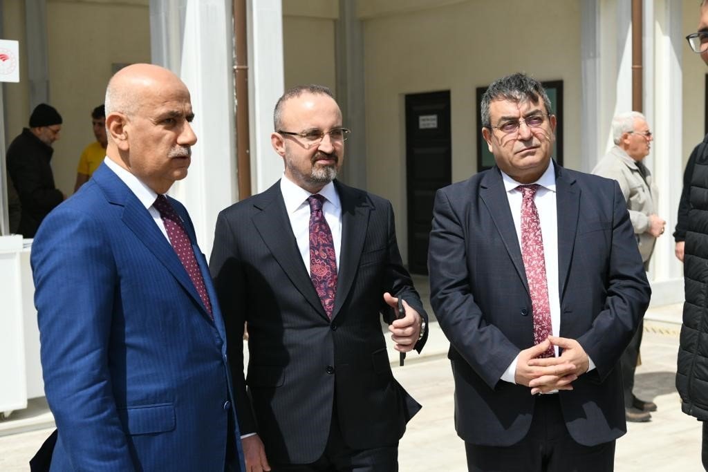 Bakan Kirişci, orman gönüllüsü çocuklara satranç takımı ve fidan dağıttı