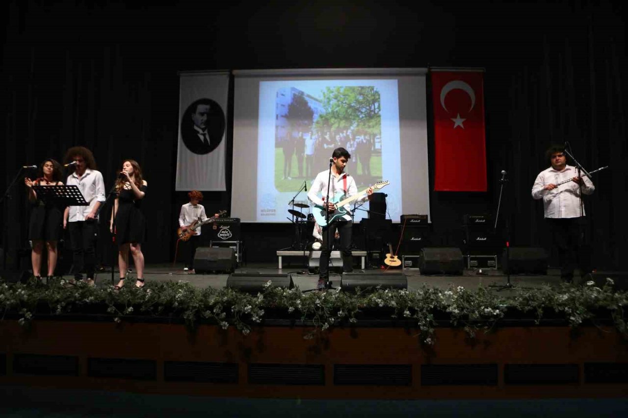 Cumhuriyetin 100. yılında sahne gençlerin