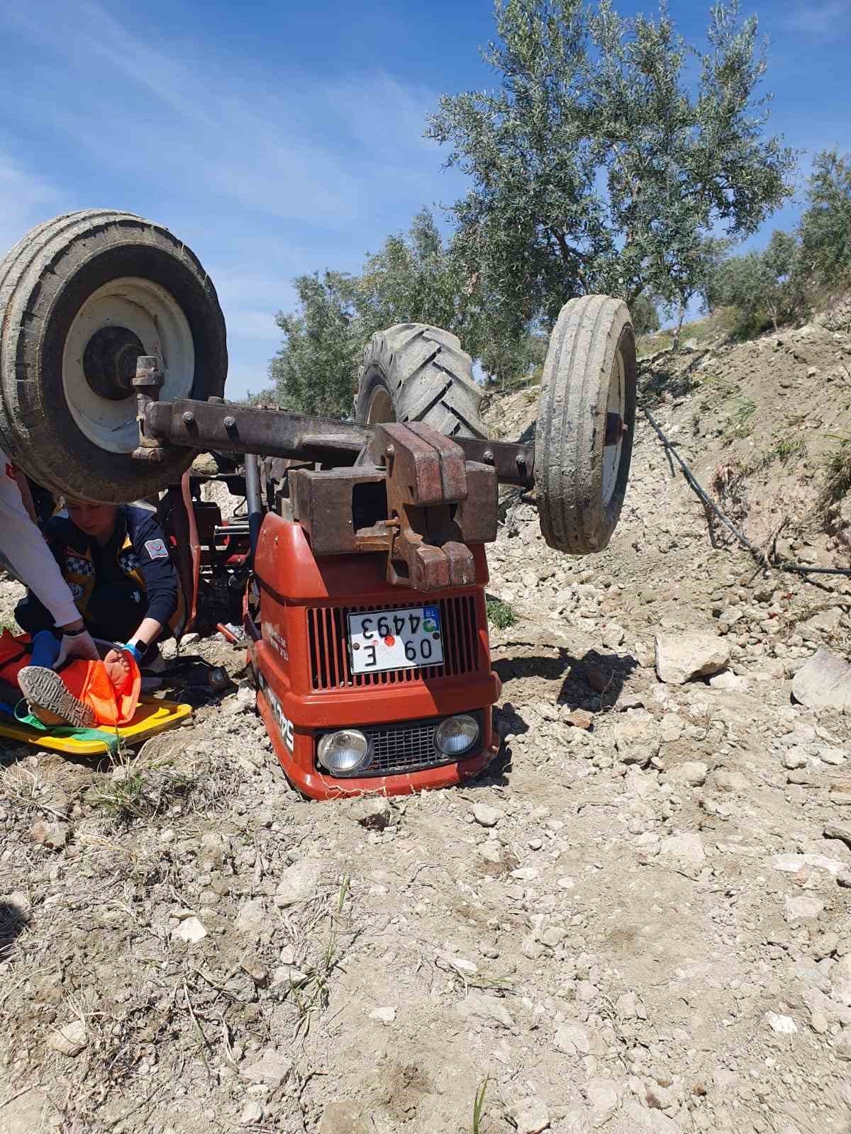 Devrilen traktörün altından yardım istedi