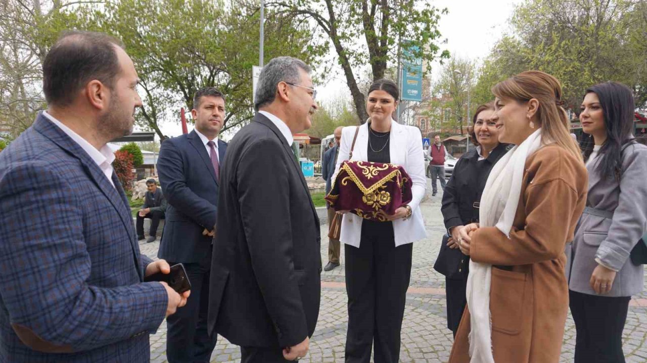 Sakal-ı Şerif, Edirnekari ile işlenen muhafaza kutusunda saklanacak