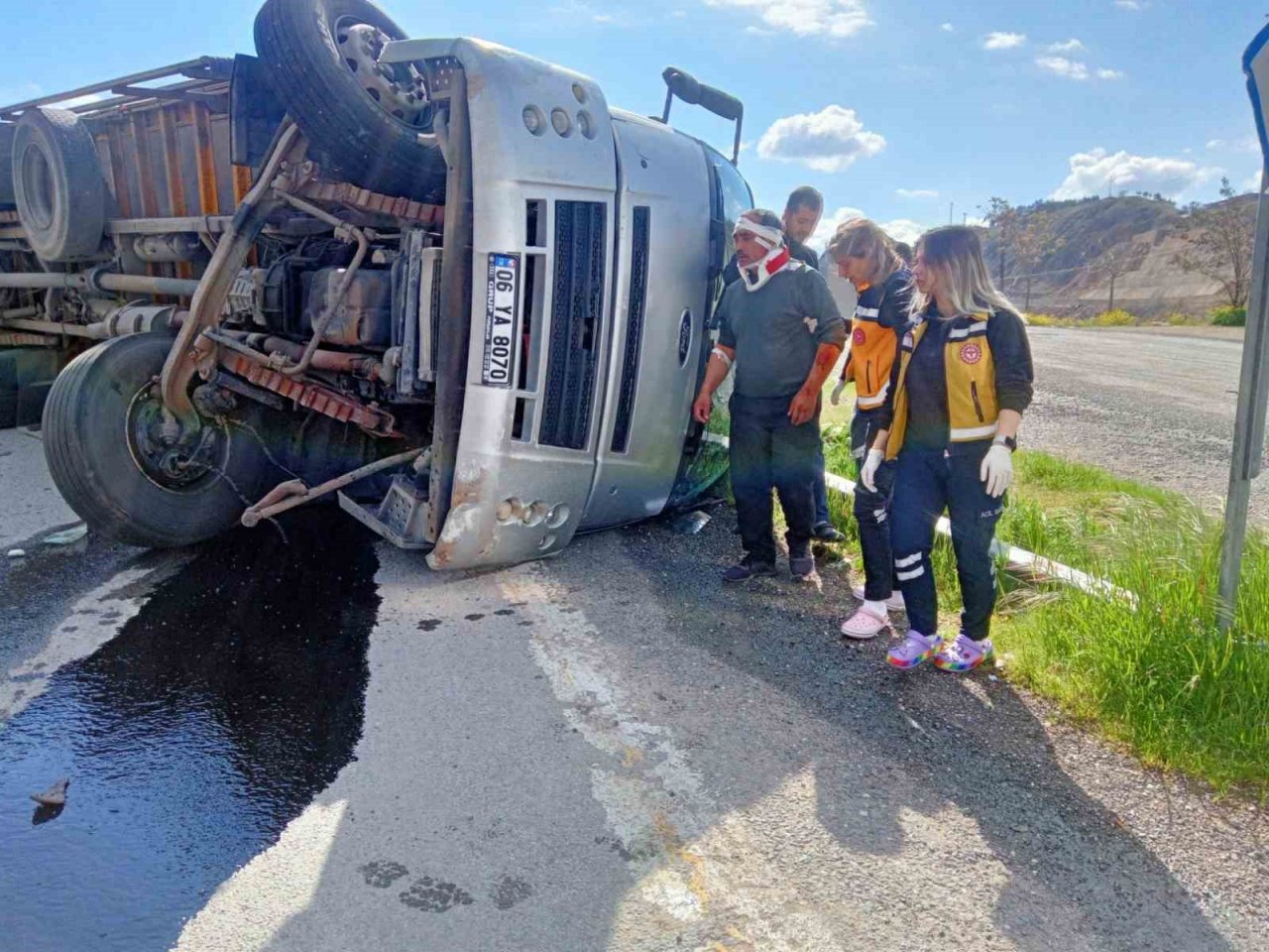 Elazığ’da tır devrildi: 2 yaralı