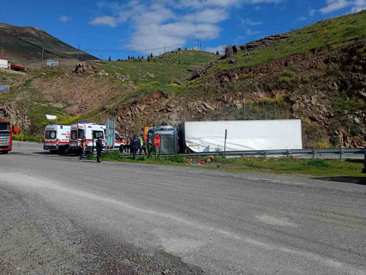Elazığ’da tır devrildi: 2 yaralı