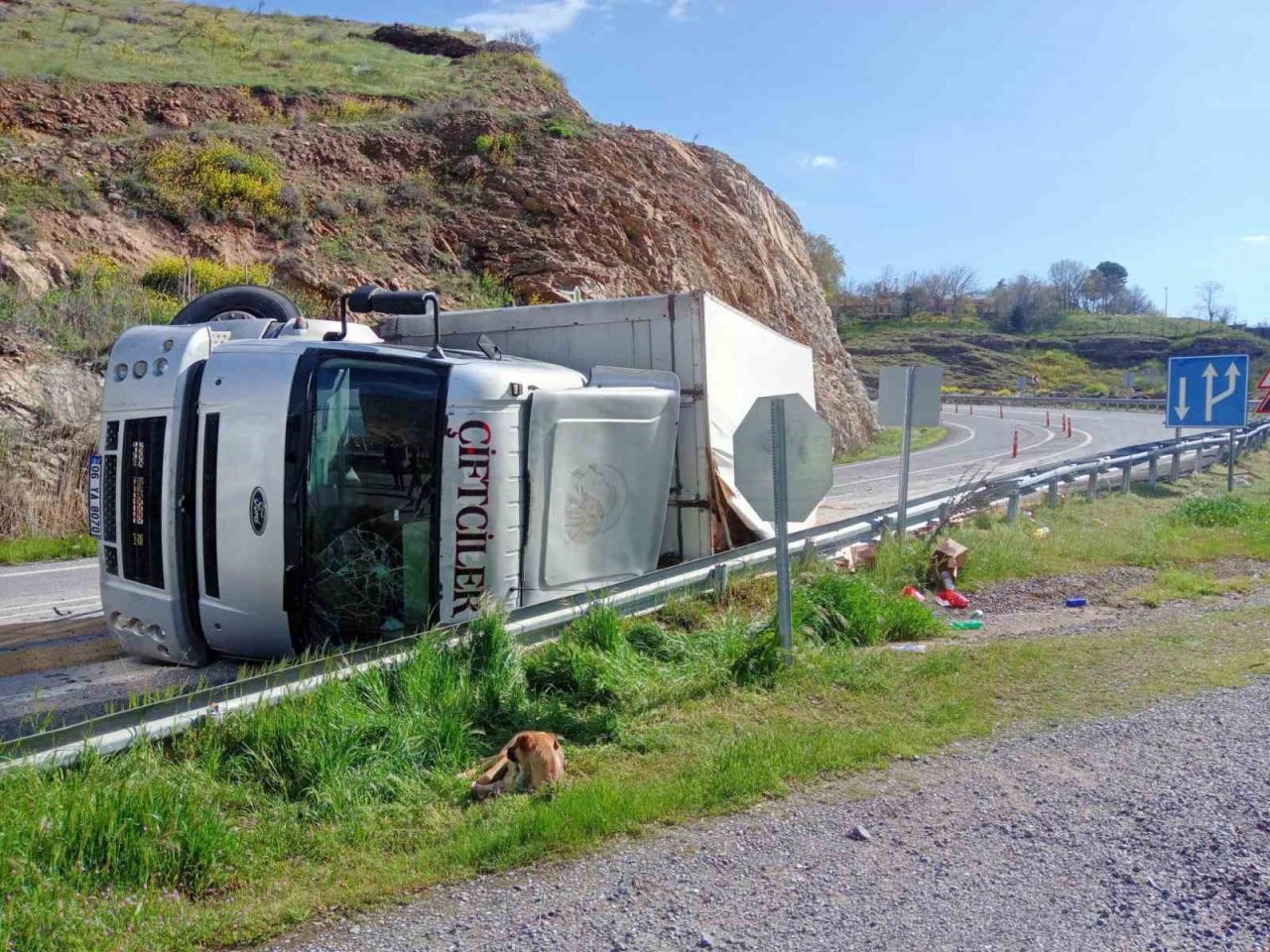 Elazığ’da tır devrildi: 2 yaralı