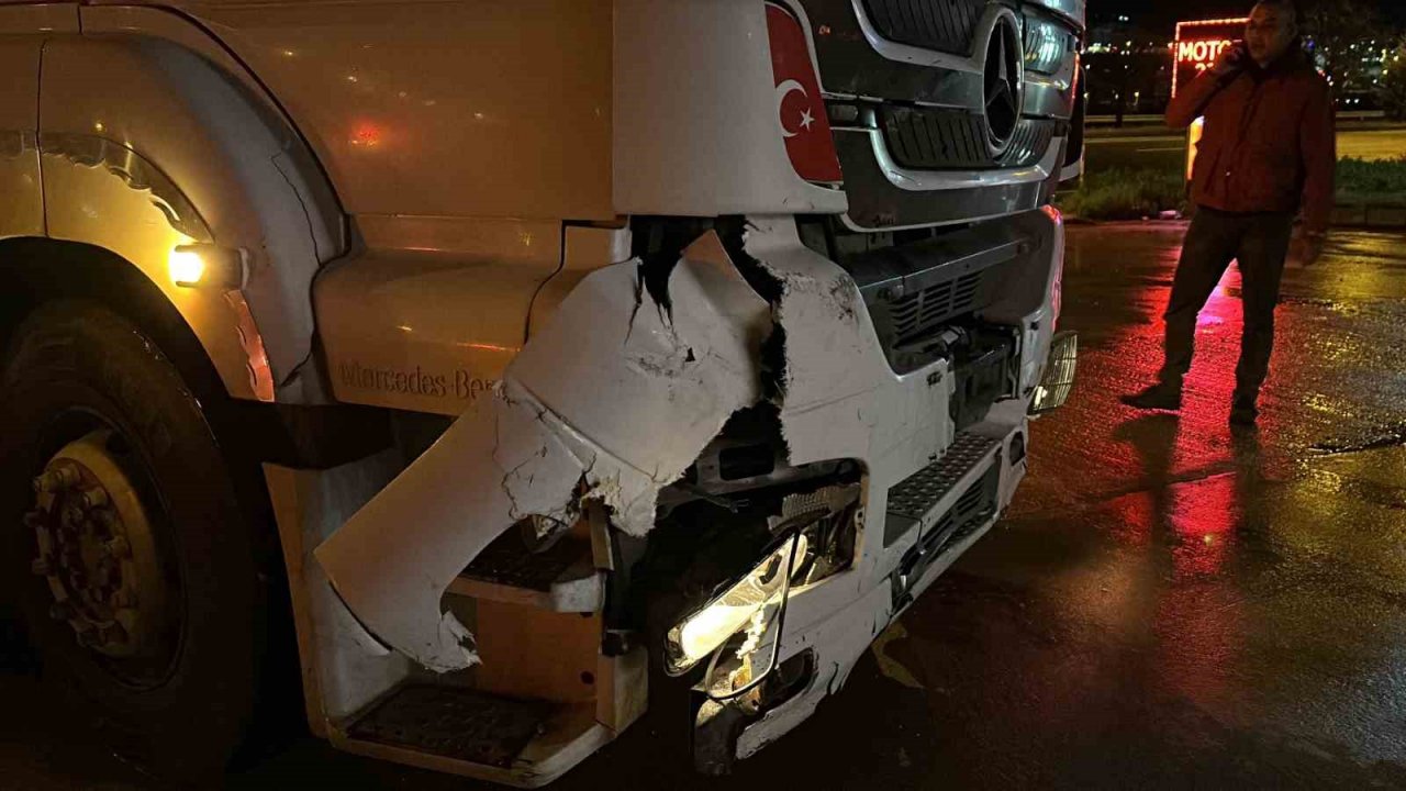 Elazığ’da tır ile otomobil çarpıştı: 1’i ağır 3 yaralı