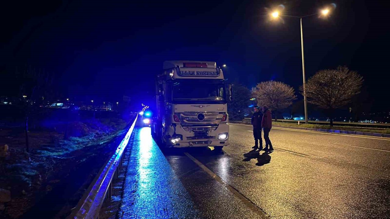 Elazığ’da tır ile otomobil çarpıştı: 1’i ağır 3 yaralı