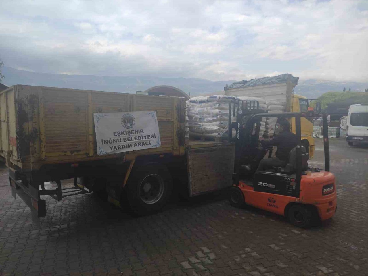 İnönü Belediyesi’nden deprem bölgesine kuru bakliyat desteği