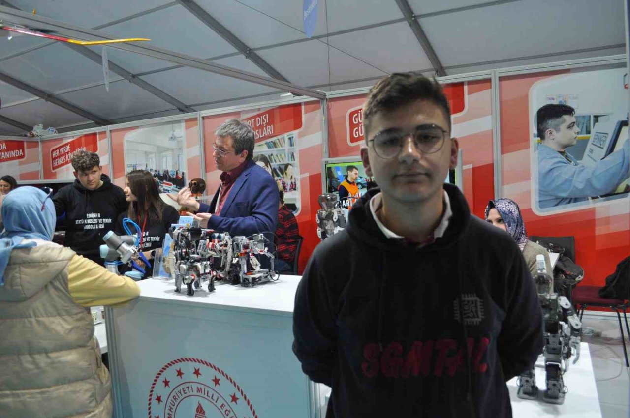 Öğrencilerin yaptığı insansı robotlar fuarda yoğun ilgi gördü