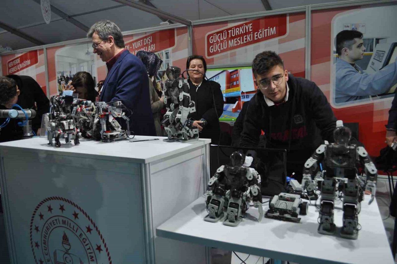 Öğrencilerin yaptığı insansı robotlar fuarda yoğun ilgi gördü