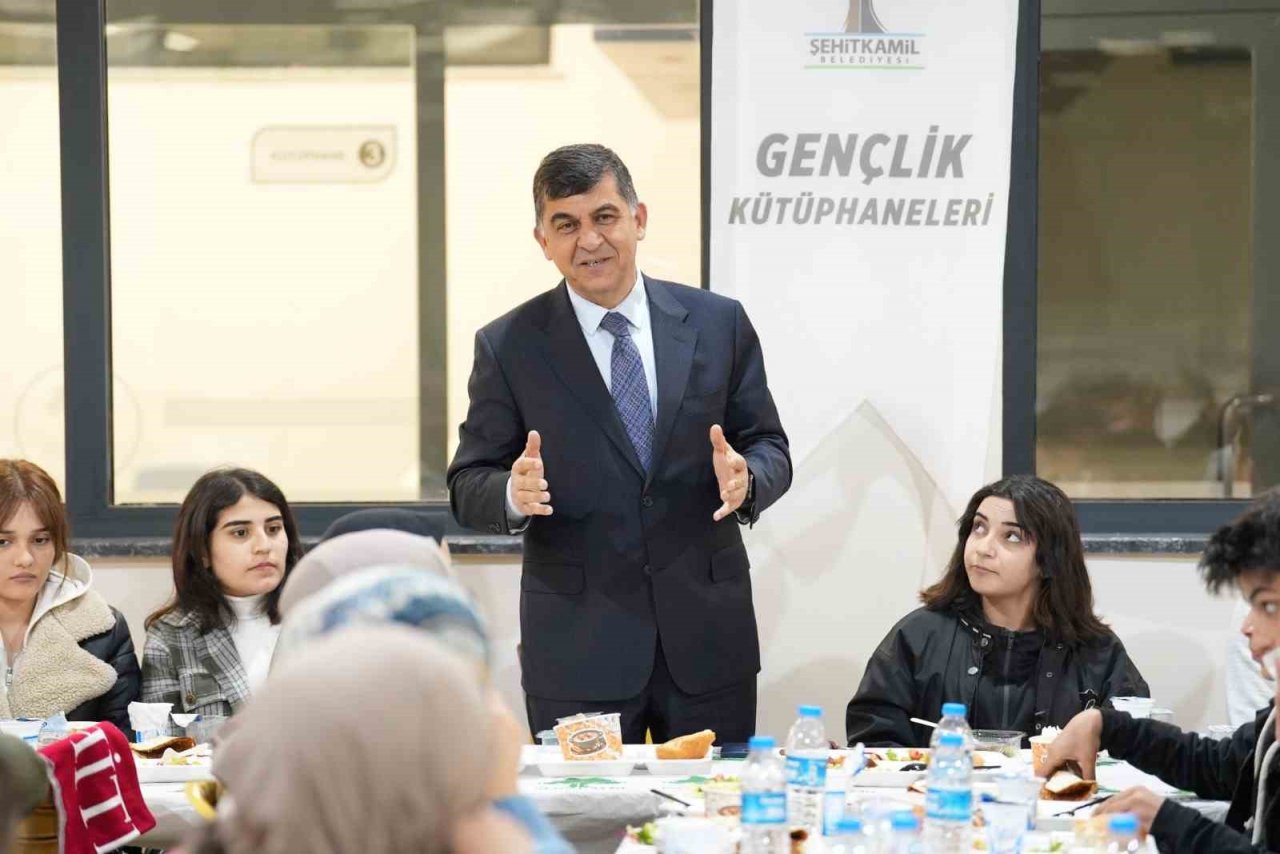 Fadıloğlu, öğrencilerle iftar açtı