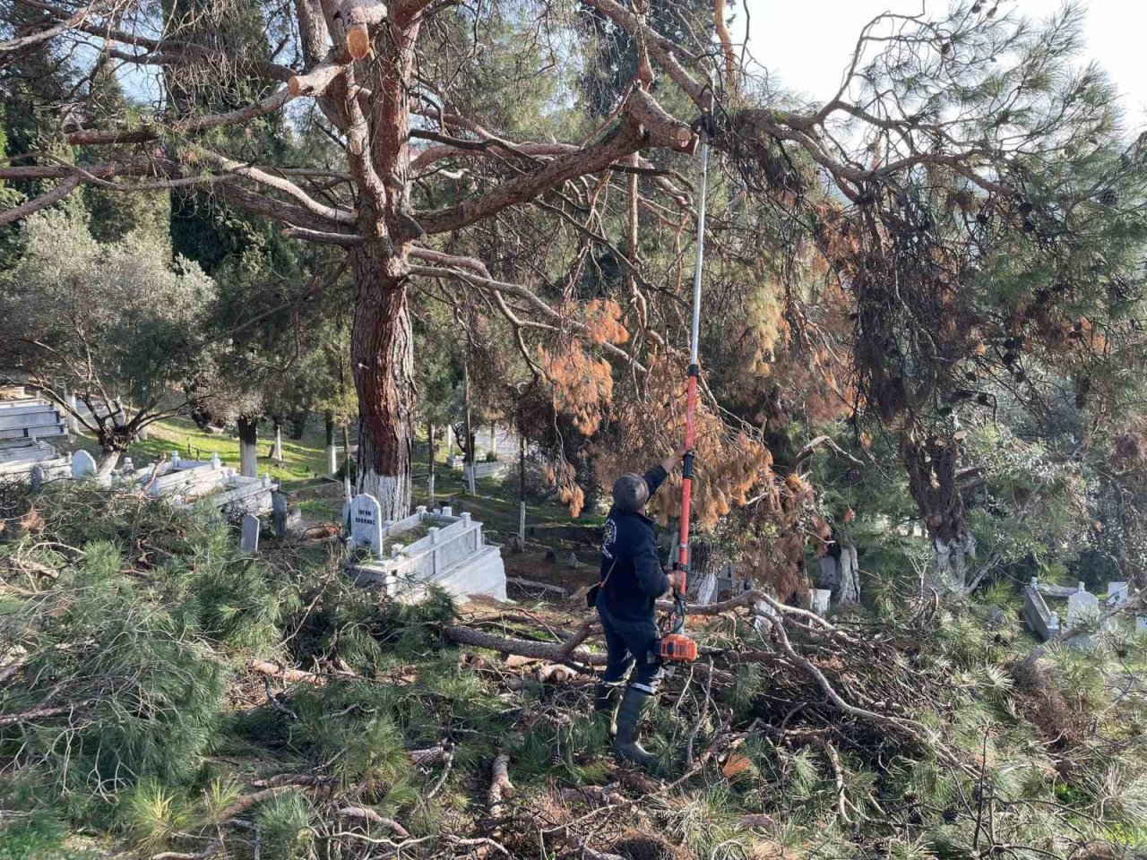 Germencik’teki mezarlıklarda bayram temizliği