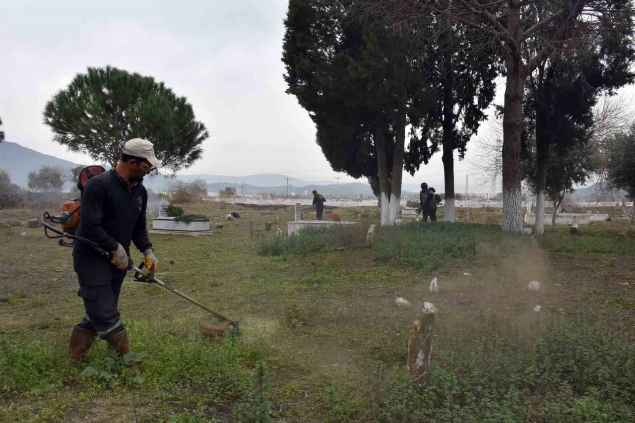 Germencik’teki mezarlıklarda bayram temizliği
