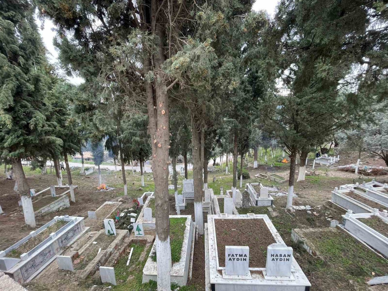 Germencik’teki mezarlıklarda bayram temizliği