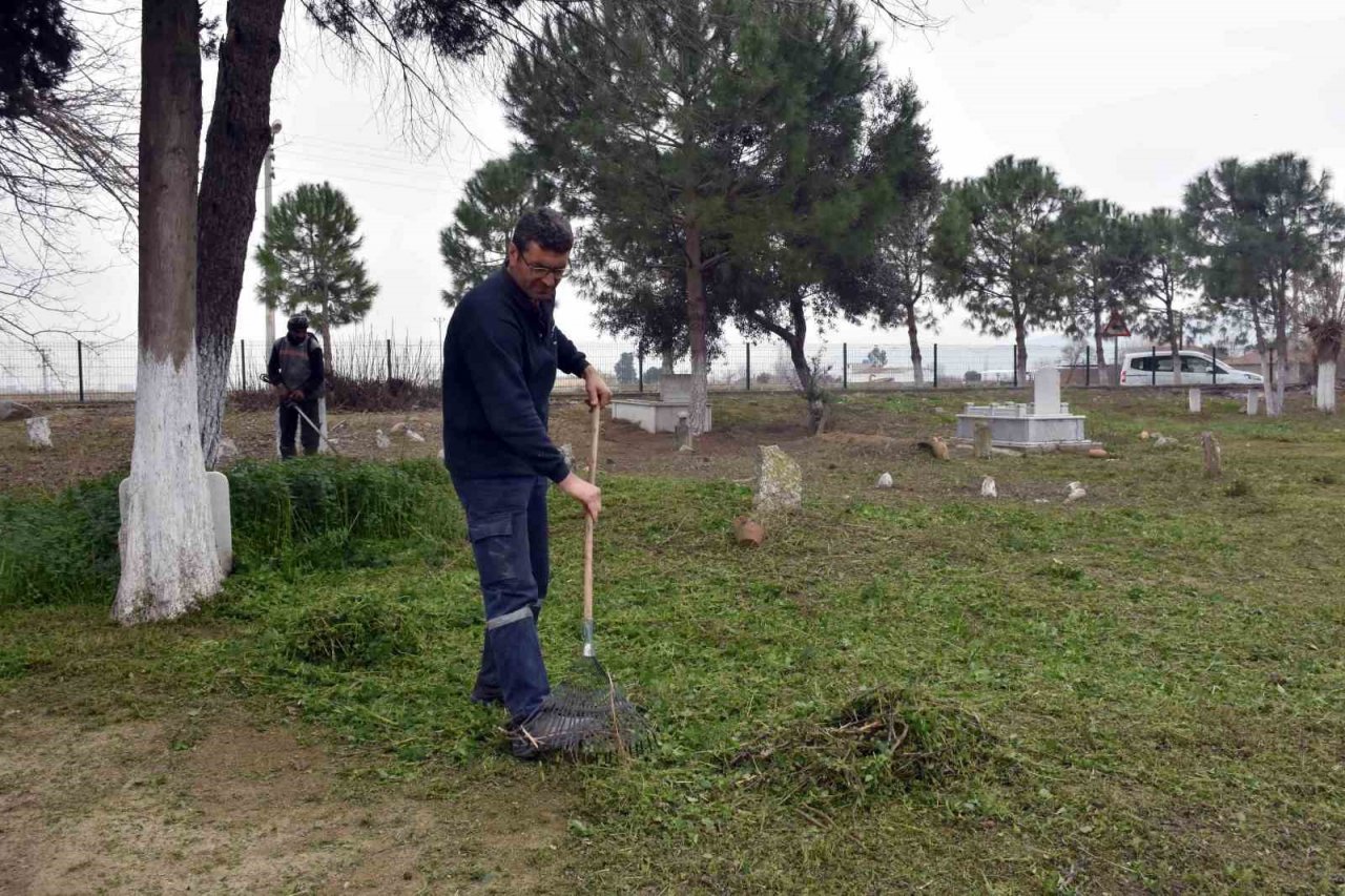 Germencik’teki mezarlıklarda bayram temizliği