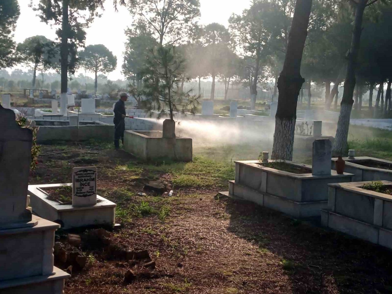 Germencik’teki mezarlıklarda bayram temizliği