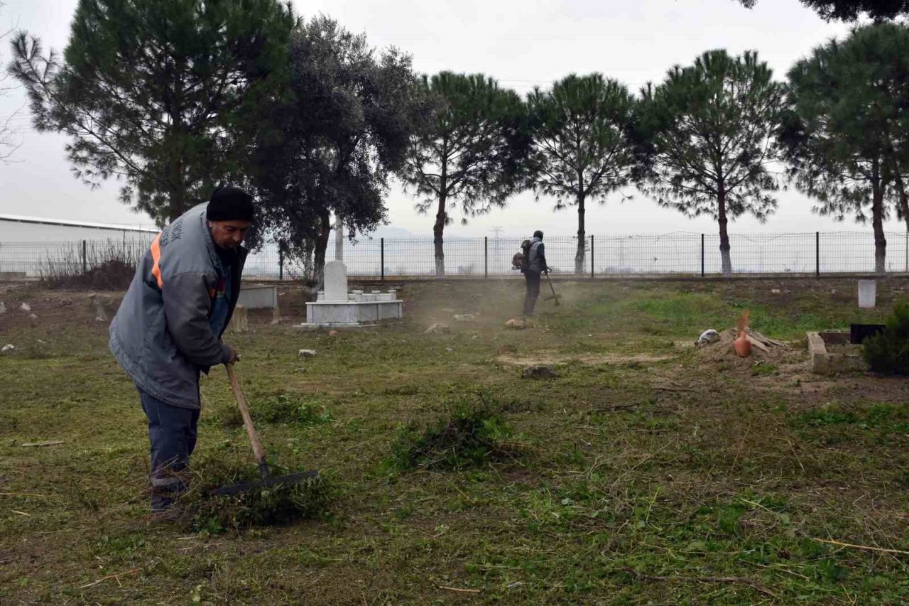 Germencik’teki mezarlıklarda bayram temizliği