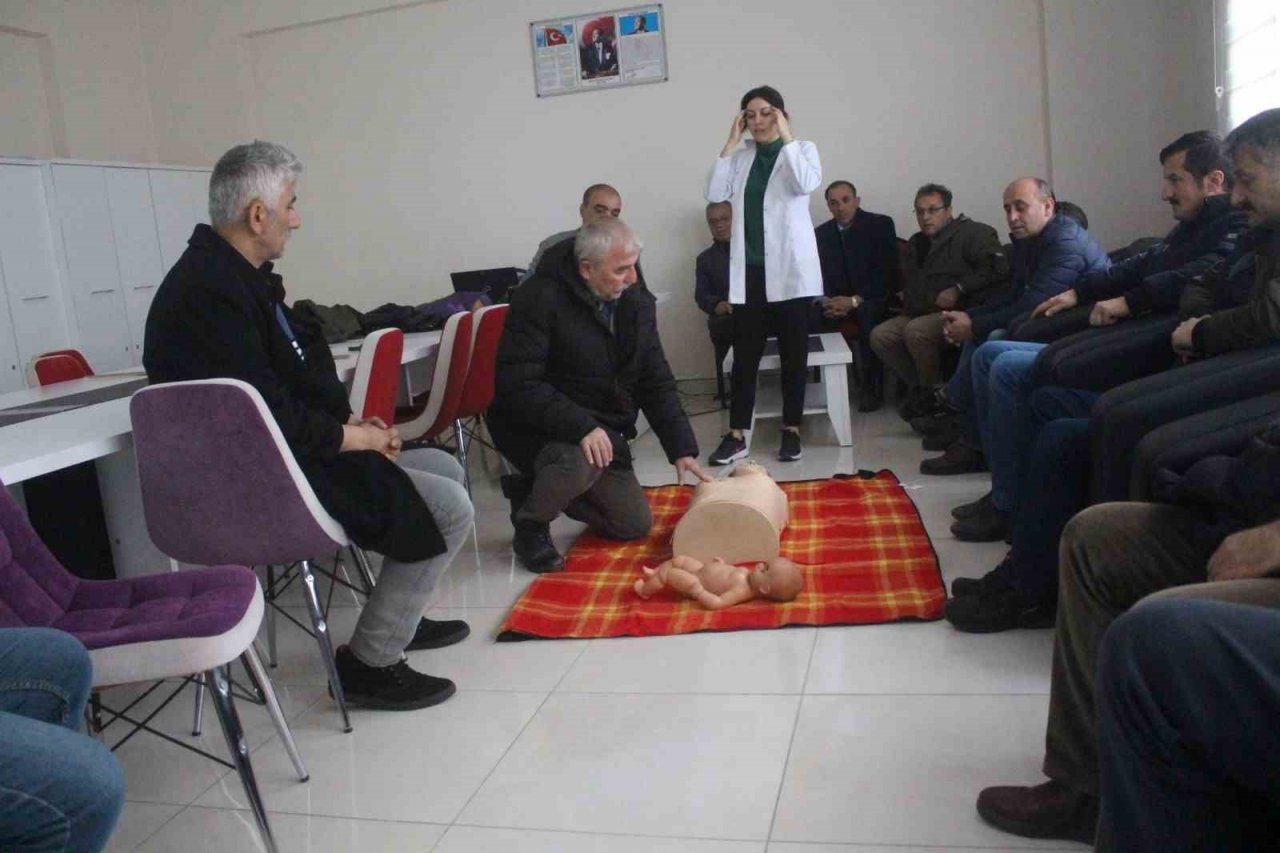 Muhtarlara ilk yardım eğitimi devam ediyor