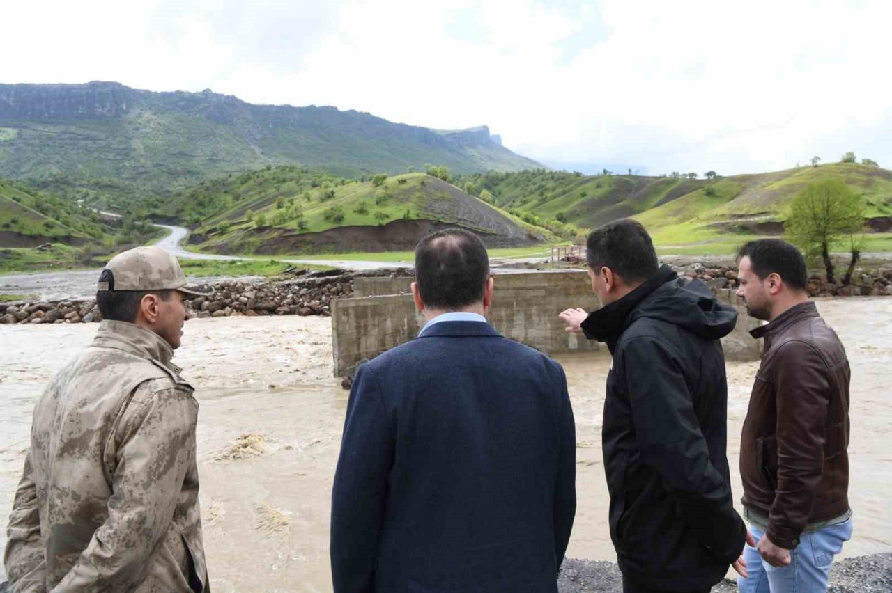 Vali Akbıyık sel bölgesinde