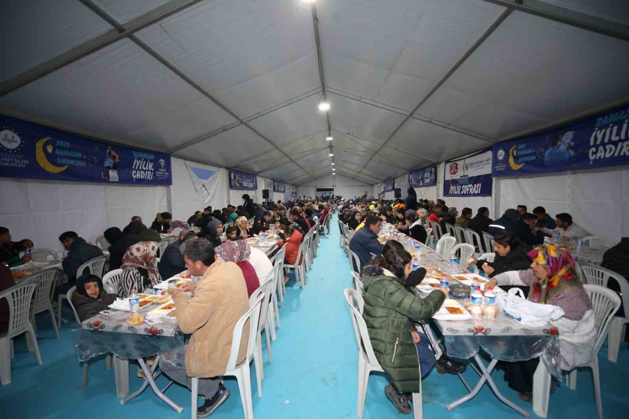 TDV Genel Müdürü Turan: “Yaralar sarılıncaya kadar tüm gücümüz ve imkanımızla deprem bölgesindeyiz”