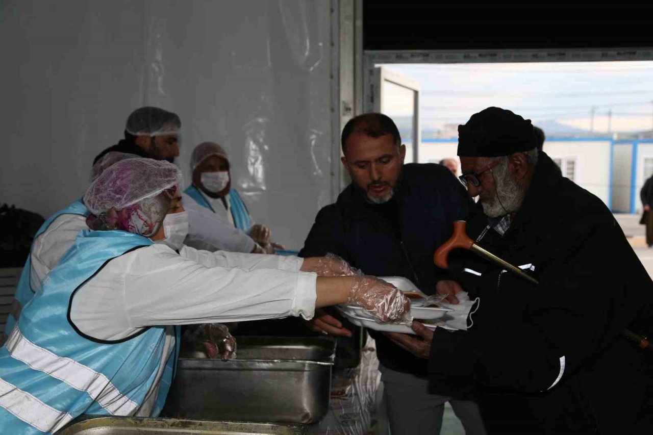 TDV Genel Müdürü Turan: “Yaralar sarılıncaya kadar tüm gücümüz ve imkanımızla deprem bölgesindeyiz”