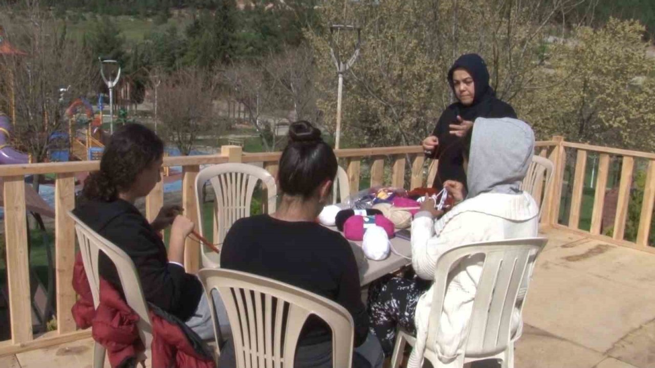 Afetzede çocuklar, el sanatları kursunda depremin izini hafızalardan silmeye çalışıyor