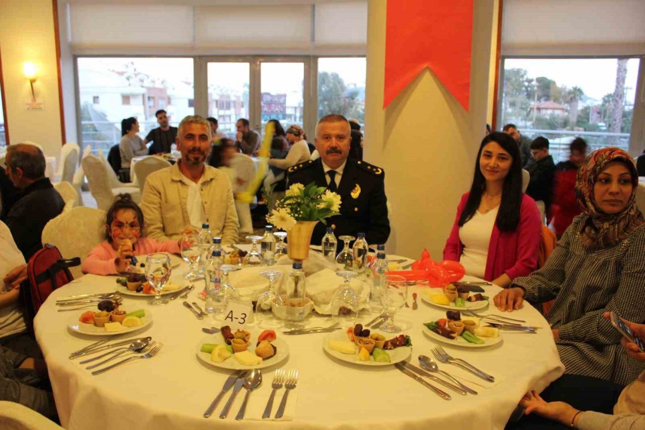 Kaymakam Aksoy depremzedeler ile iftarda buluştu