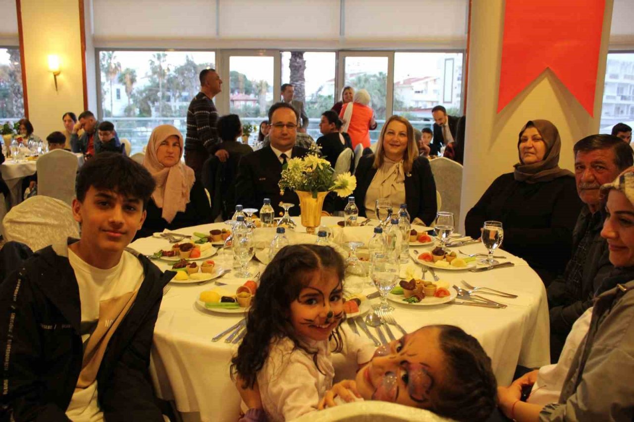 Kaymakam Aksoy depremzedeler ile iftarda buluştu