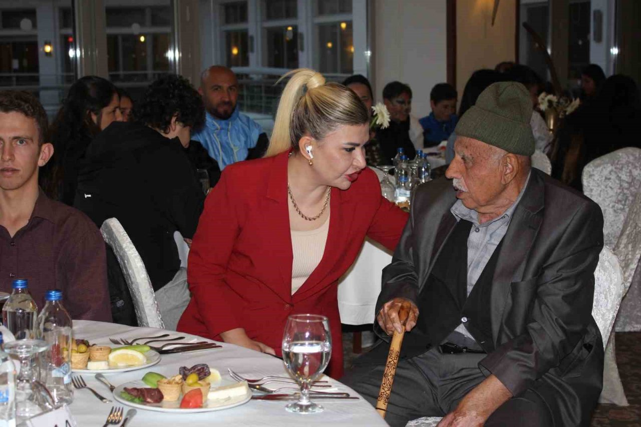 Kaymakam Aksoy depremzedeler ile iftarda buluştu