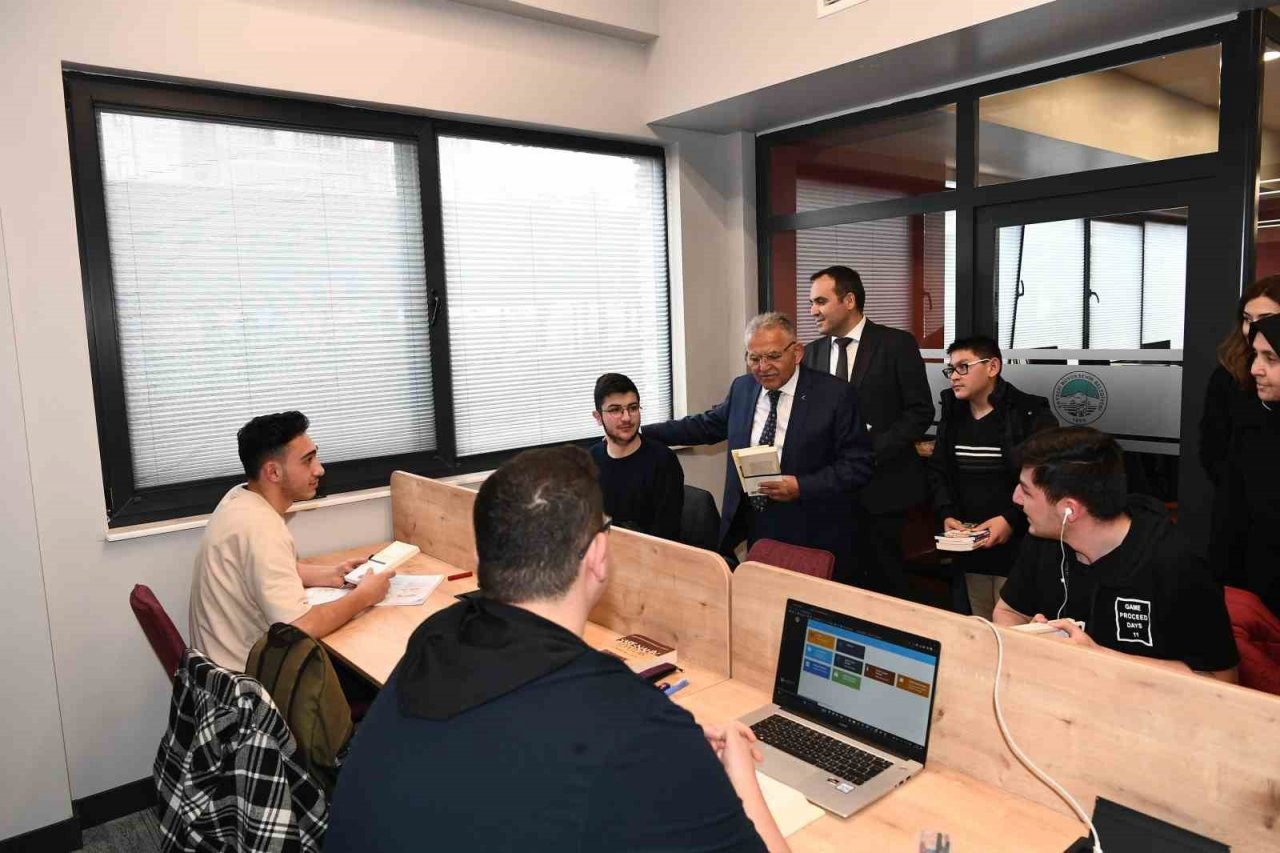 Halit Özkaya Kütüphanesi bir haftada 7 bin kişiyi ağırladı