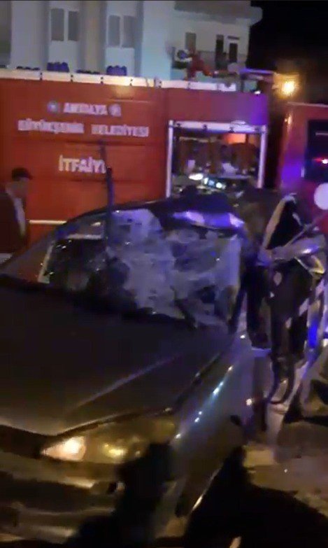 Antalya’da 20 yaşındaki genç, otomobilin penceresinden fırlayıp hayatını kaybetti