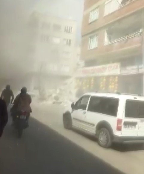 Kilis’te binanın çökme anı cep telefonu kamerasına yansıdı