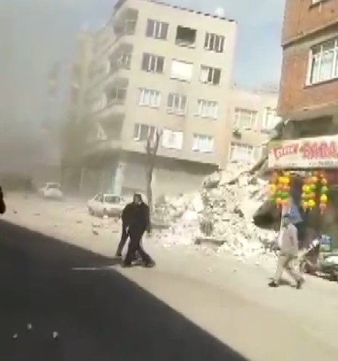 Kilis’te binanın çökme anı cep telefonu kamerasına yansıdı