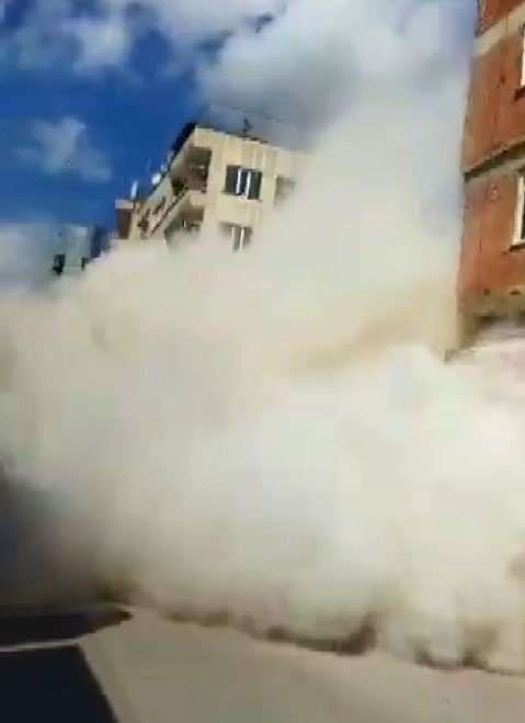 Kilis’te binanın çökme anı cep telefonu kamerasına yansıdı