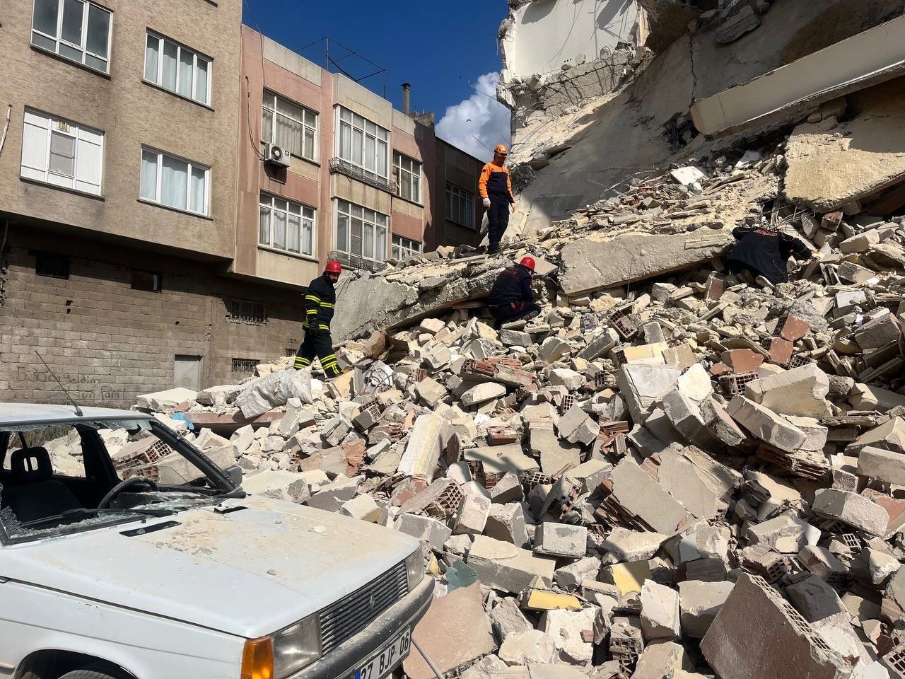 Kilis’te ağır hasarlı bir bina çöktü