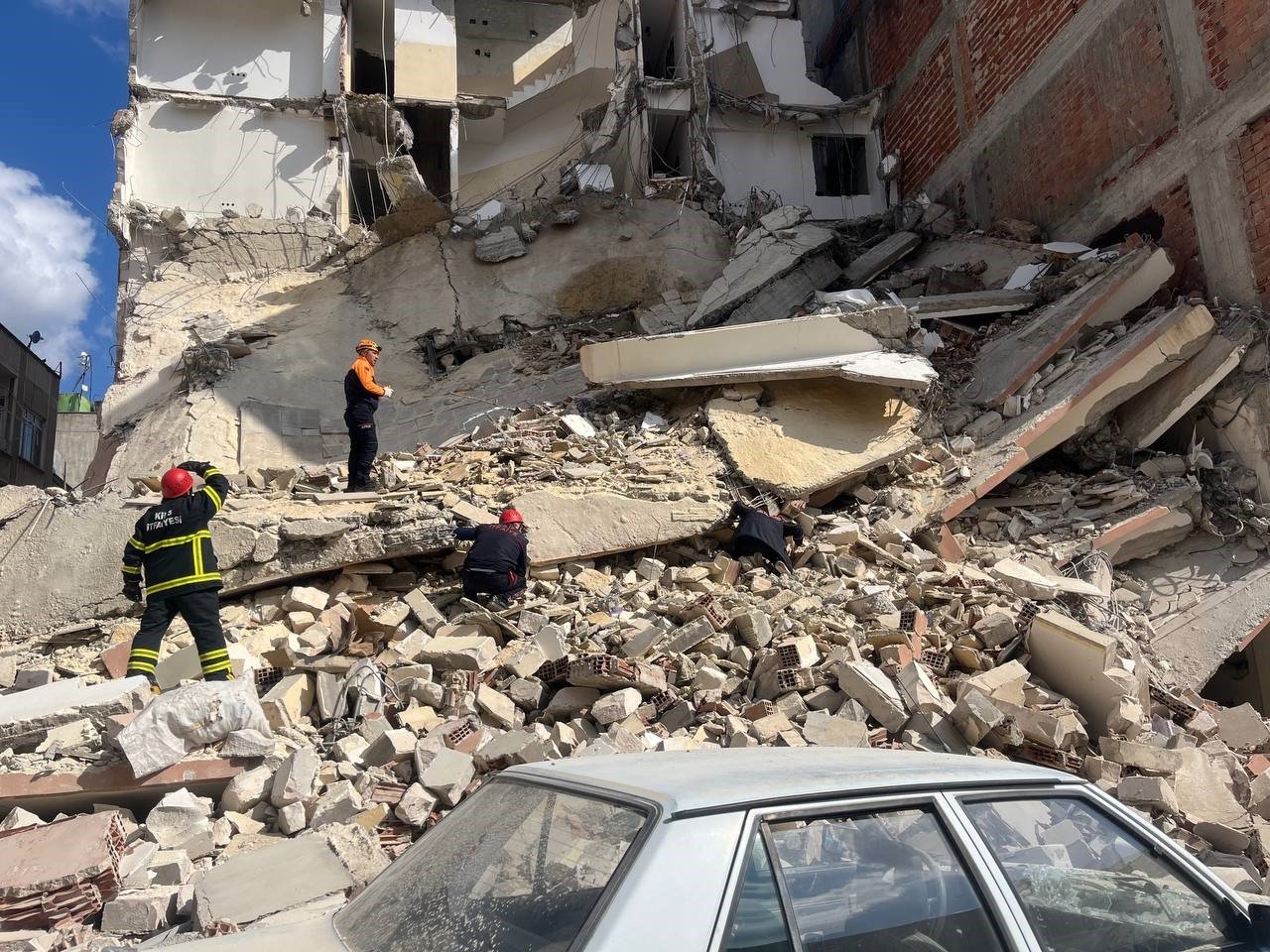 Kilis’te ağır hasarlı bir bina çöktü