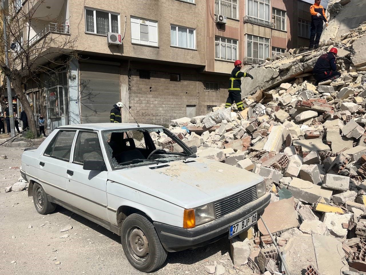 Kilis’te ağır hasarlı bir bina çöktü