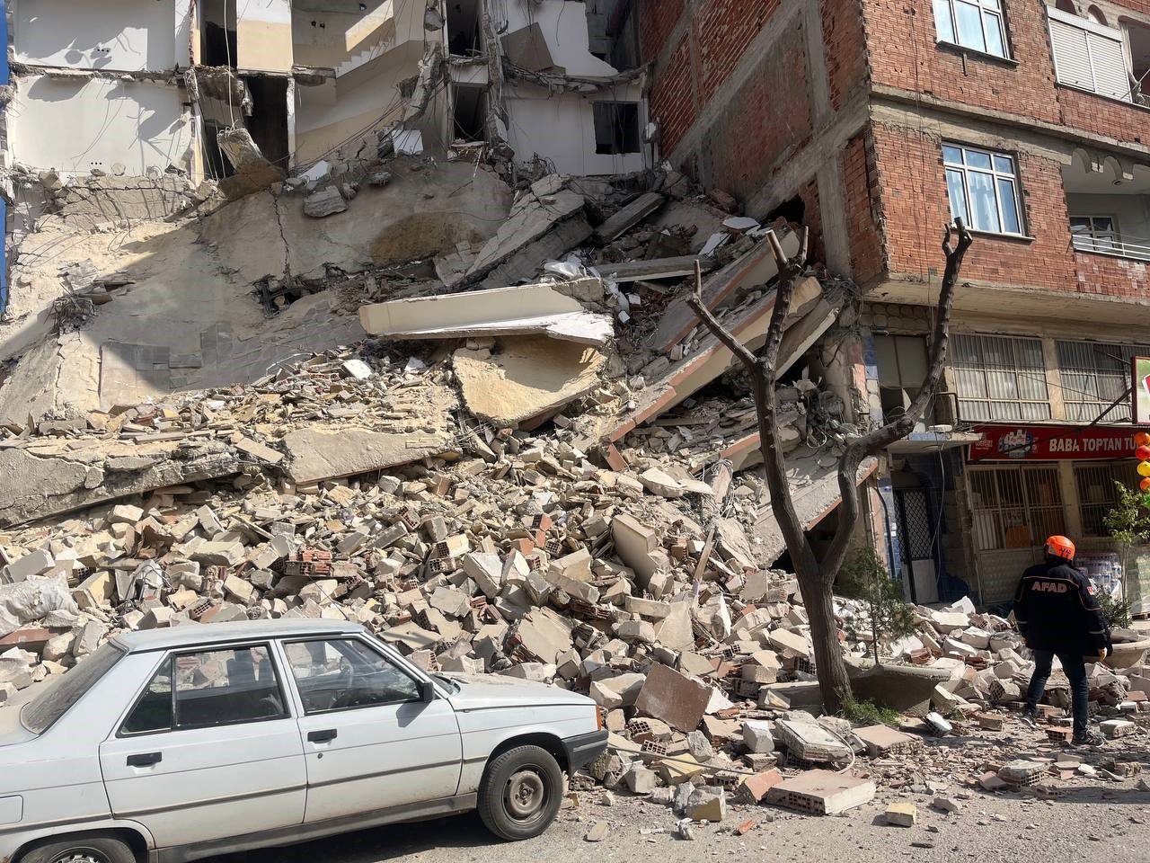 Kilis’te ağır hasarlı bir bina çöktü