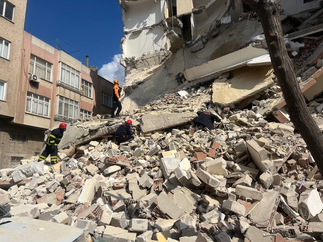 Kilis’te ağır hasarlı bir bina çöktü