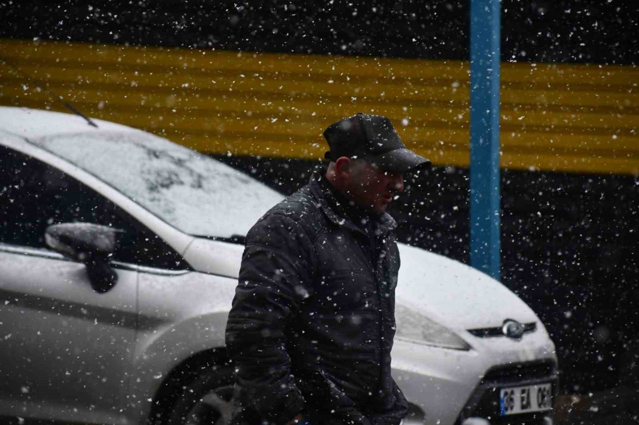 Kış geri geldi; Nisan ayında kar sürprizi
