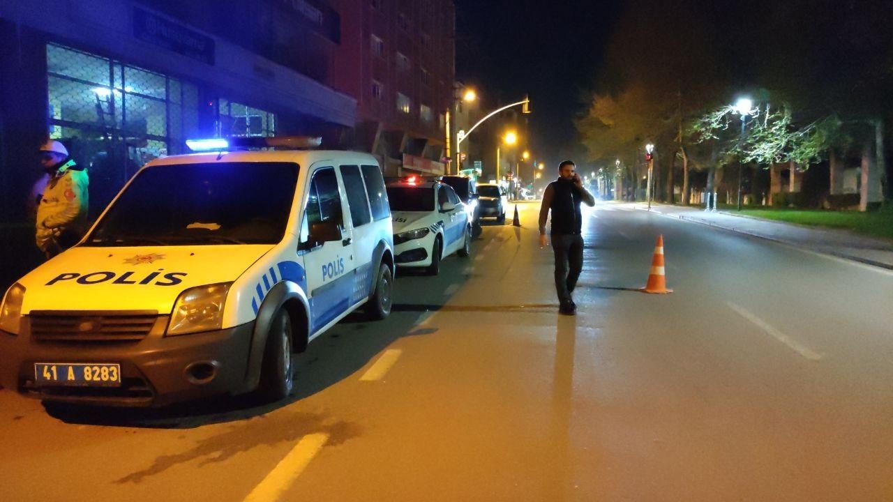 Cep telefonuna bakmak isterken park halindeki tıra çarptı: 3 yaralı