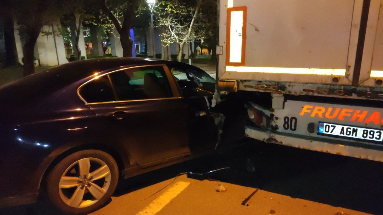 Cep telefonuna bakmak isterken park halindeki tıra çarptı: 3 yaralı